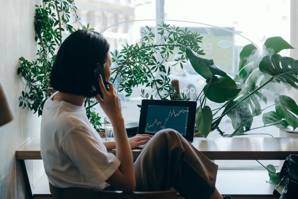 pexels mikhail nilov 7681681 El monitoreo como aliado: Cómo mantener una reputación sólida en un mundo digital